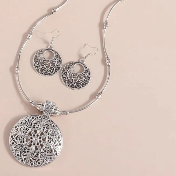 NWT Gorgeous Jewelry Set - Picture 3 of 5